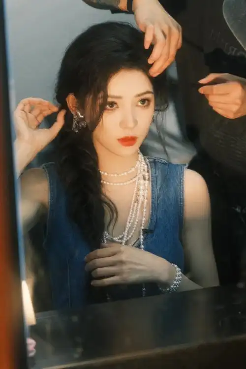 叠戴#复古美少女@张予曦上线~ 深蓝牛仔服搭配珍珠项链,侧边编发绝美!