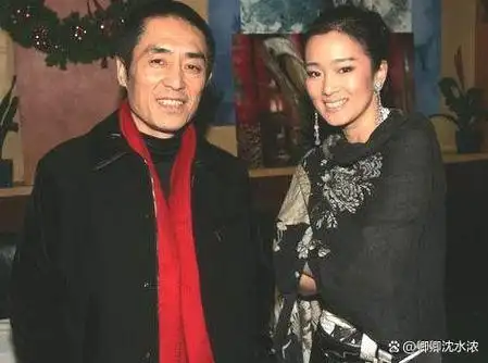 巩俐又牛了!和75岁老公受邀出席法国国宴,一身黑白配又嫩又霸气