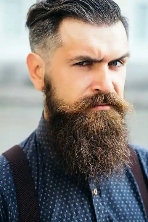 大胡子理发师图片-给自己剃胡子的理发师素材-高清图片-摄影照片-寻图