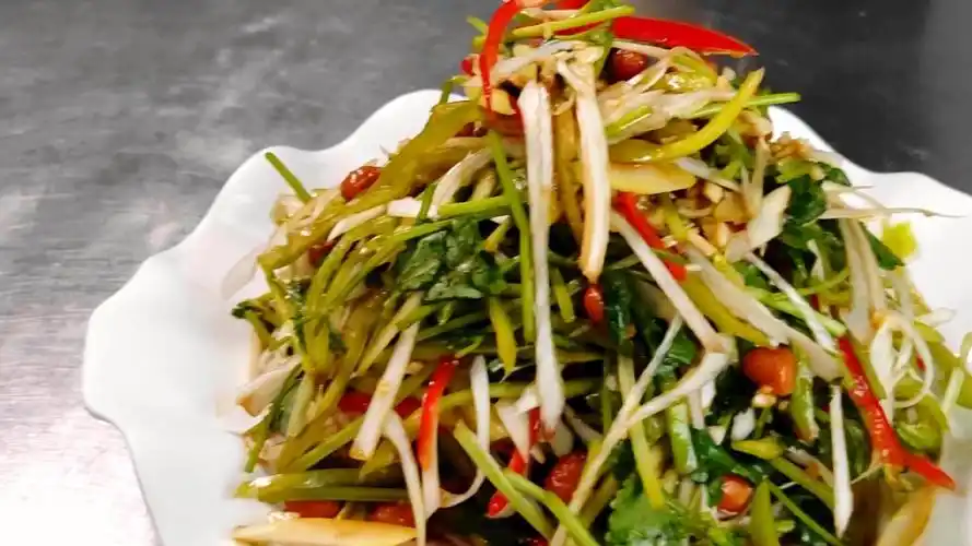 凉拌老虎菜是一道好吃的家常凉菜,酸辣爽口好吃又下饭