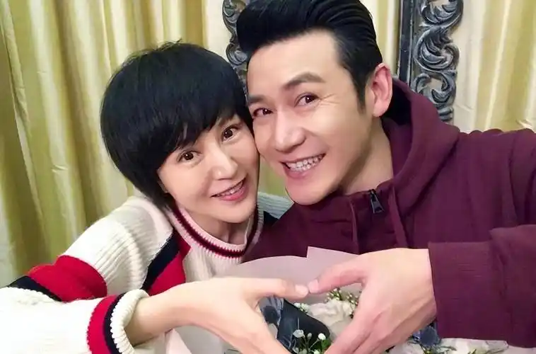 47岁陆毅依旧帅气,两女儿一个像爸一个像妈,网友:一家子高颜值_鲍蕾