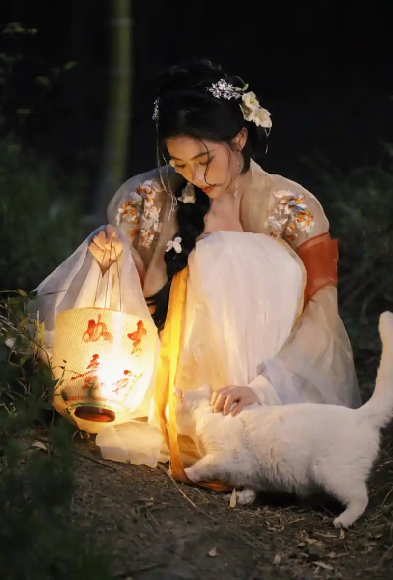 【今日穿搭 |许佳琪端午节古装提灯笼展现优雅风范】  许佳琪分享了一