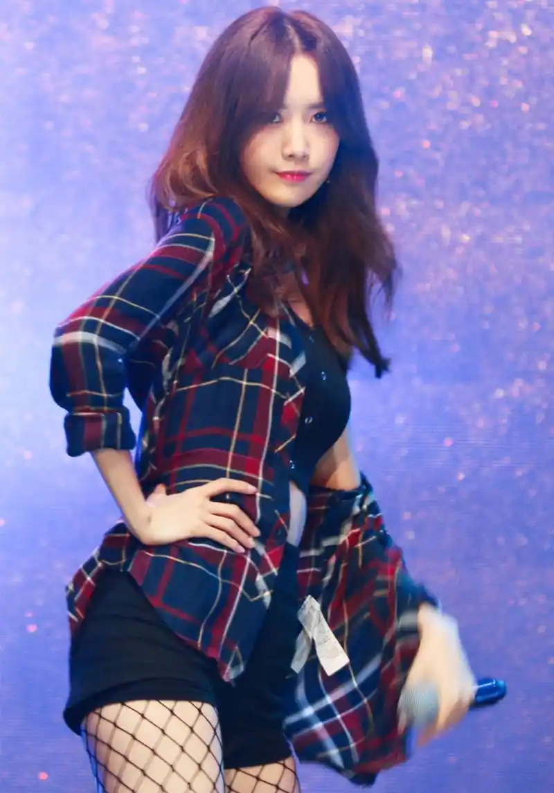 林允儿渔网袜舞台照大赏,这种网格袜穿在脚上不会勒吗?