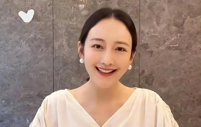 王鸥晒化妆照官宣复工:一月最后一天,春节倒计时_公众人物_私生活