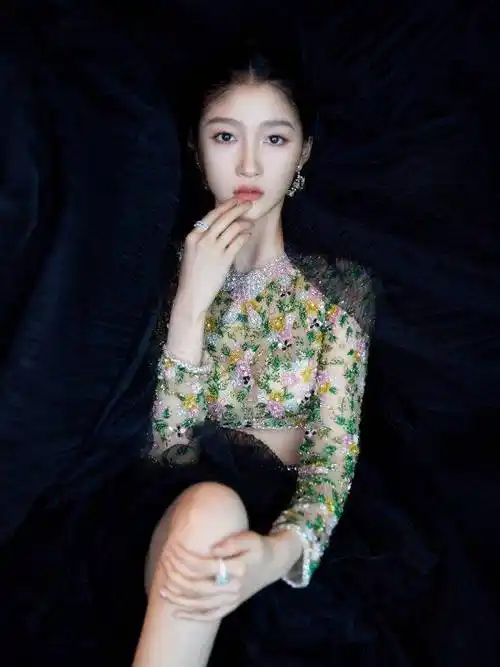 赵丽颖把高光涂锁骨上,有谁注意到关晓彤涂的位置?