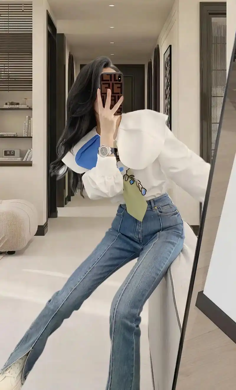 很有设计感的大翻领时尚白衬衫,搭配蓝色牛仔裤,很有个性!宽松 - 抖音