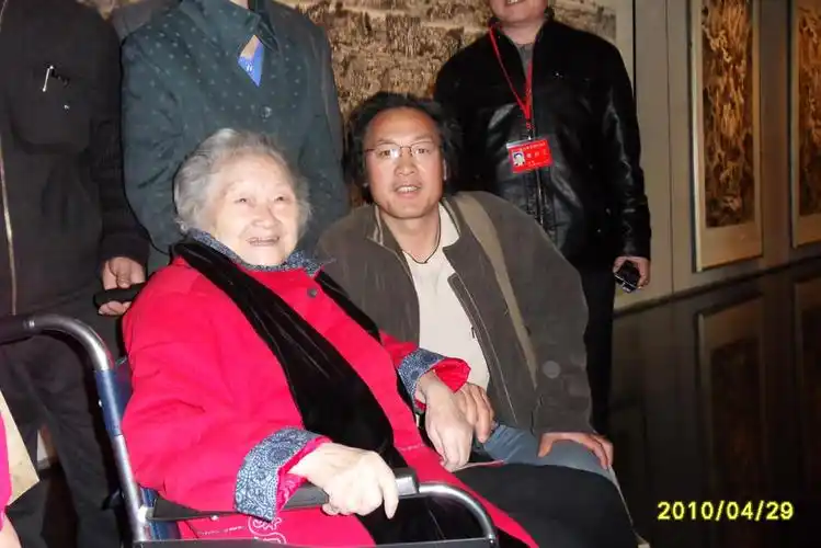 2011年和李可染夫人邹佩珠先生在千难一易李可染的世界展览现场