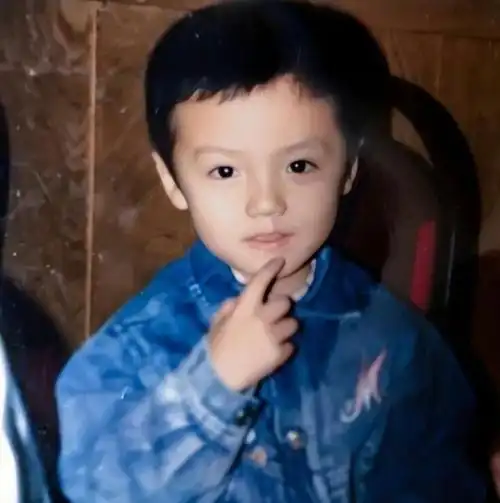 鹿晗出道前旧照公开非主流发型成焦点这脸蛋不愧是颜霸