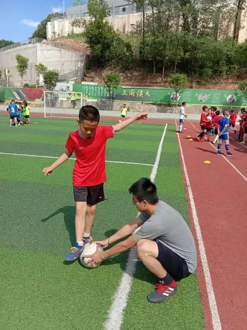 朝阳慈济学校足球课