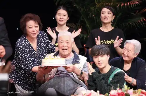 赵温红出席张艺兴公益电影《一切如你》首映礼