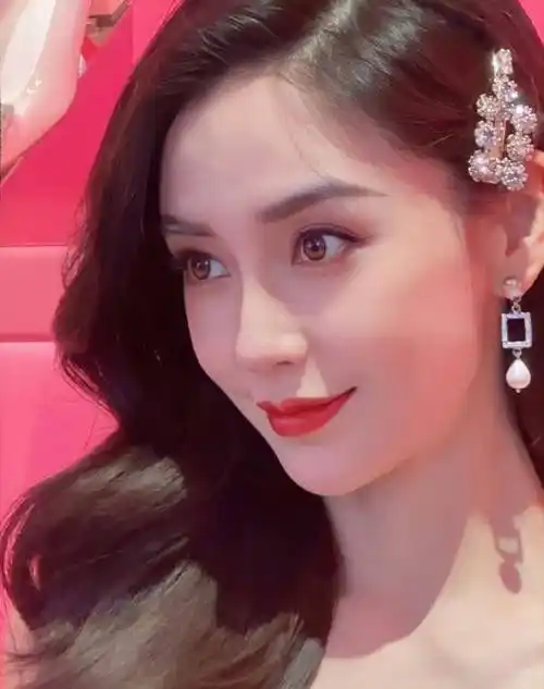 首先,齐刘海看起来很孩子气,尤其是厚重的齐刘海,看起来土气十足.