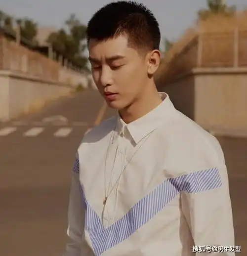 原创男生夏天发型别太闷热这4款造型长度刚刚好清爽干净帅气