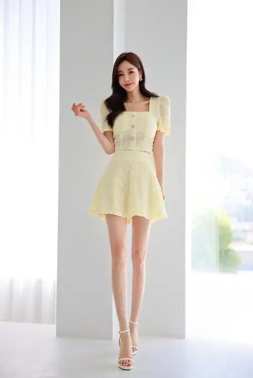 韩国美女模特孙允珠穿搭轻质鹅黄微透酸柠果茶小洋裙真好看