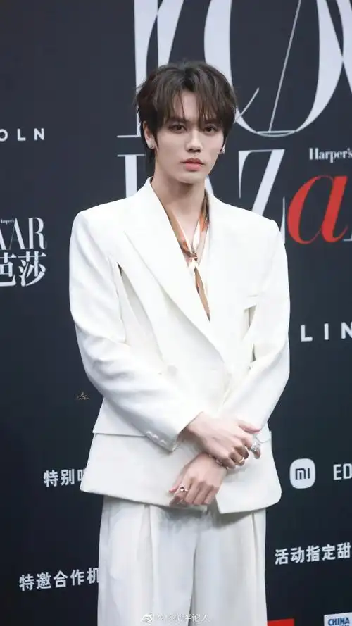 林彦俊白色v领西装造型