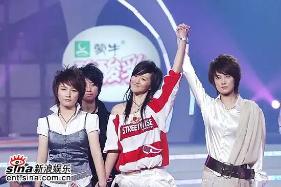 图文:超级女声总决赛6进5--谭维维选择刘力扬