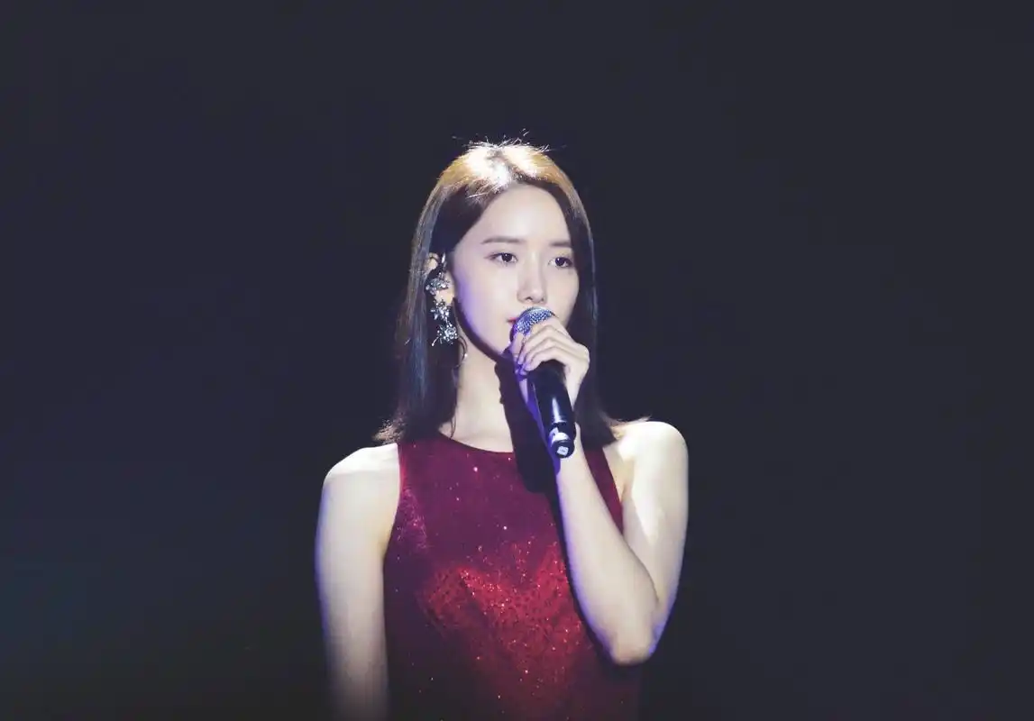 舞台精灵林允儿,唱歌时深情,热舞时霸气,网友: 颜和腰都绝了!