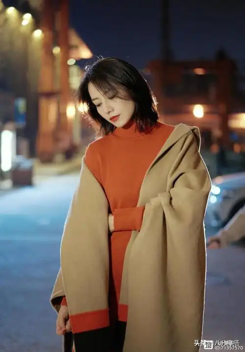 高圆圆人美又会穿,竖条纹西装配牛仔外套时髦干练层次感很强