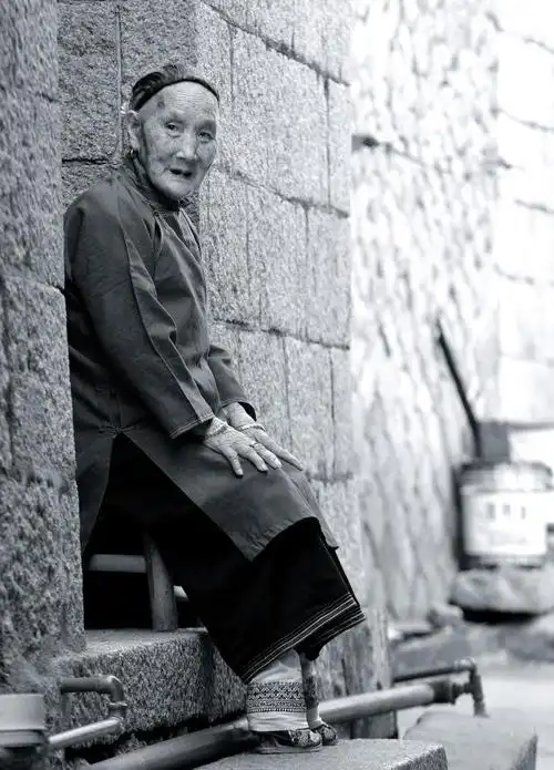 村里的小脚女人已都逐渐迈入耄耋之年,一年比一年少,小脚老人将一个个