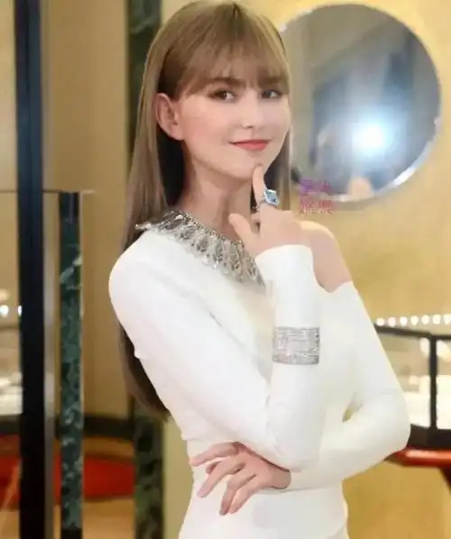 近日,30岁的女演员昆凌再次成为网友热议话题.