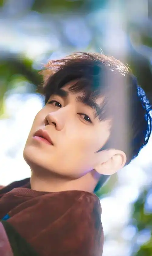 朱一龙一双眼生得甚好,恰似被上帝亲吻过,那种惊艳至今让人沉醉