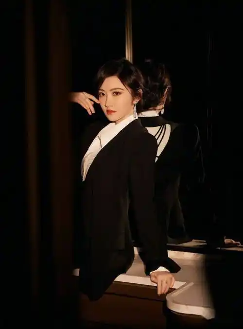 景甜穿黑西装眼神凌厉在光影间又美又飒