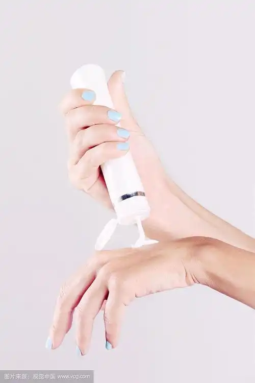 在手上涂乳液的女人