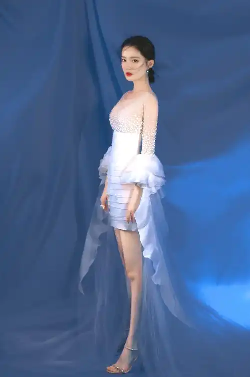 李沁挑战烟纱裙以为不起眼撩起裙摆那刻是心动啊