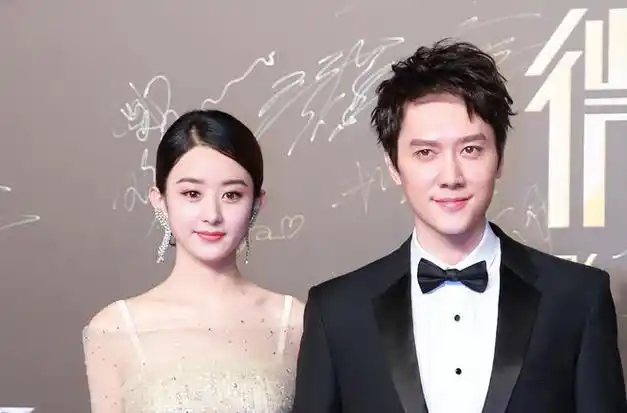 冯绍峰带儿外出游玩牵手举高显宠溺与赵丽颖轮流带娃被催复婚