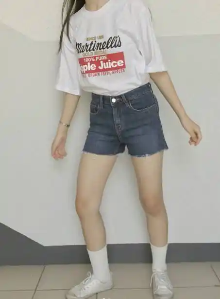 最最简单的白色t恤牛仔短裤小白鞋