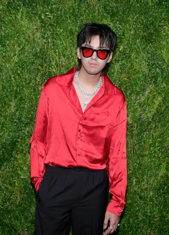 吴亦凡留胡须着红衬衫 颜高人胆大玩颓废帅