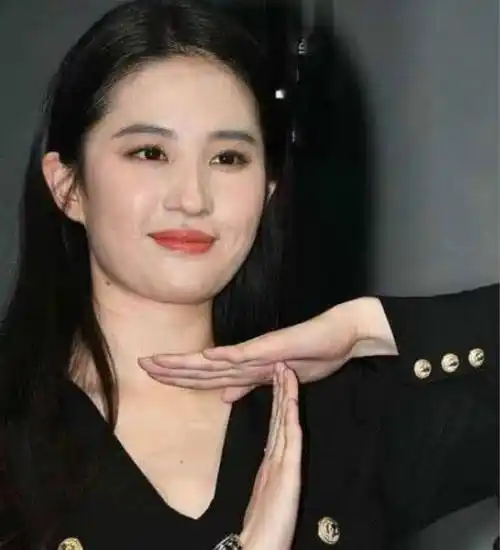 刘亦菲"发福"这个词已经不是第一次上热搜,之前刘亦菲出席某品牌的