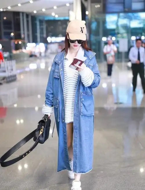 女明星现身机场,牛仔风衣穿出时尚,学生气息十足!