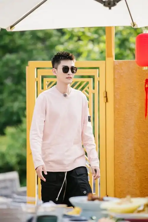 锁定#五十公里桃花坞#,和翰boss@张翰共同参加#桃花坞时尚嘉年华#[牛