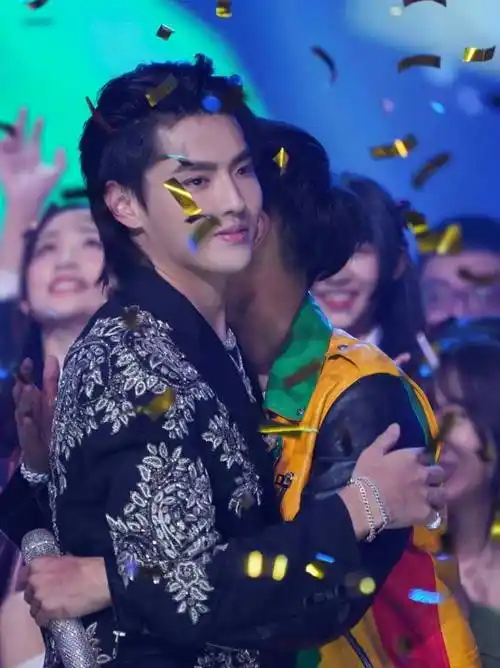 鹿晗等人上演三缺"艺",网友:他有苦衷_黄子韬_吴亦凡_发展