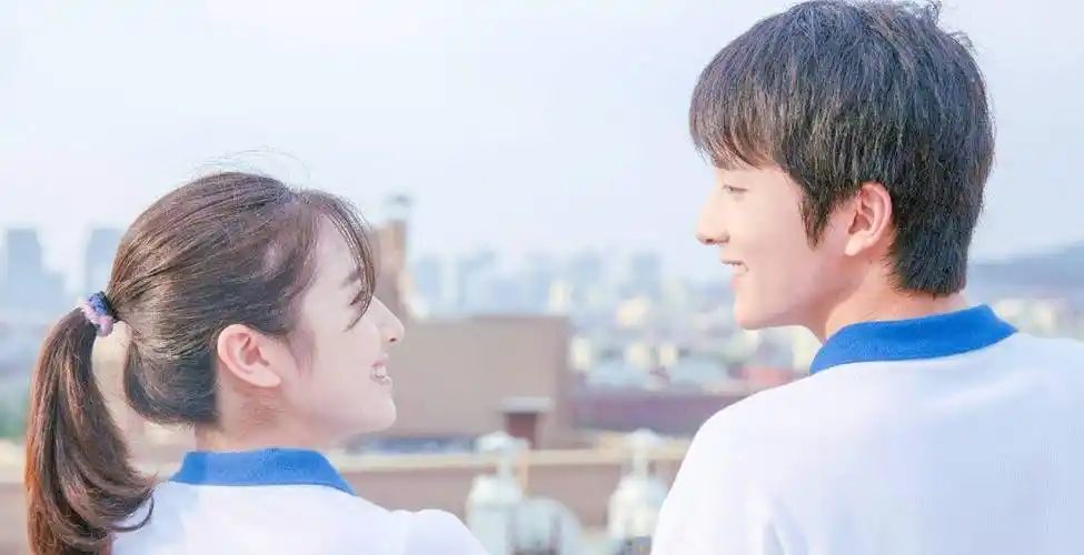 张新成晒油菜花地,李兰迪营业晒自拍,简约穿搭cp默契感十足_网友_配文