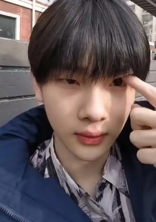 周震南戴双眼皮眼镜