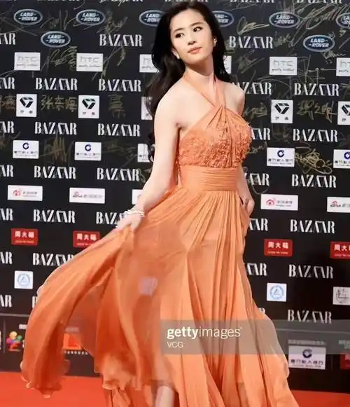 刘亦菲身穿橙粉色礼服,只用胸前一圈衣带挂着,成就一组神图_衣服_仙女