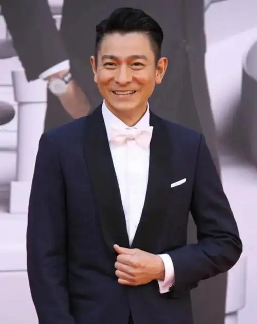 圈中颜值并不算特别出众,甚至在"四大天王"中,他也逊色于郭富城和黎明