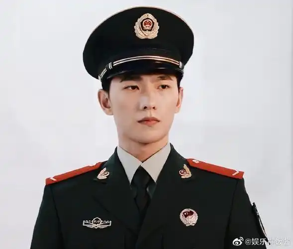 遇上军装是一种什么样的体验#剑眉星目一身正气 杨洋军装就是yyds!