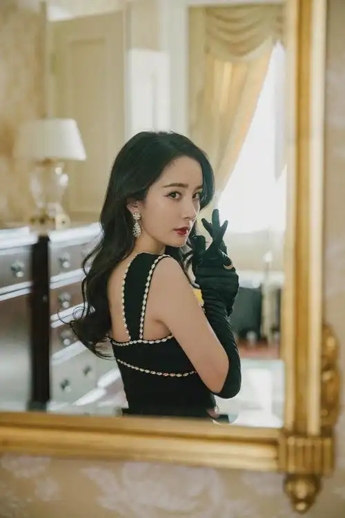 22 杨幂】今日活动造型图,优雅高贵的黑色系穿搭,丝缎手套,钻石配饰