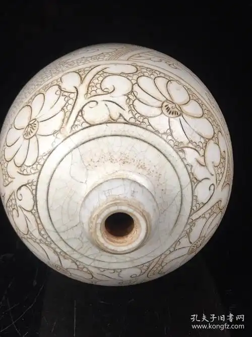 旧藏定窑白瓷开片童子梅瓶