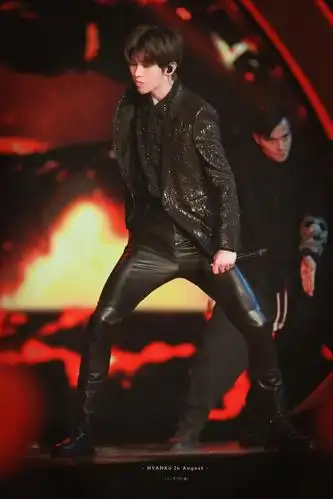 王者蔡徐坤破茧而出涅盘重生!主持唱跳样样拿手不愧是全能爱豆!