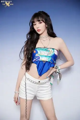 孔雪儿身着蓝色印花丝巾抹胸搭配白色热裤