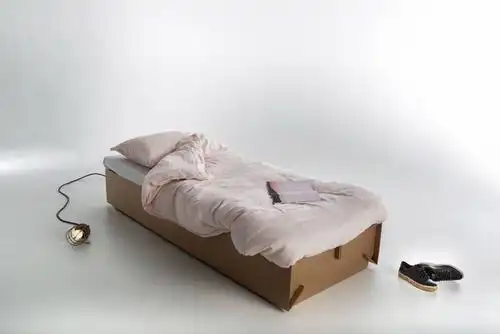 比如这款硬纸板床, 能在一小时内被生产3500张. 纸板餐桌