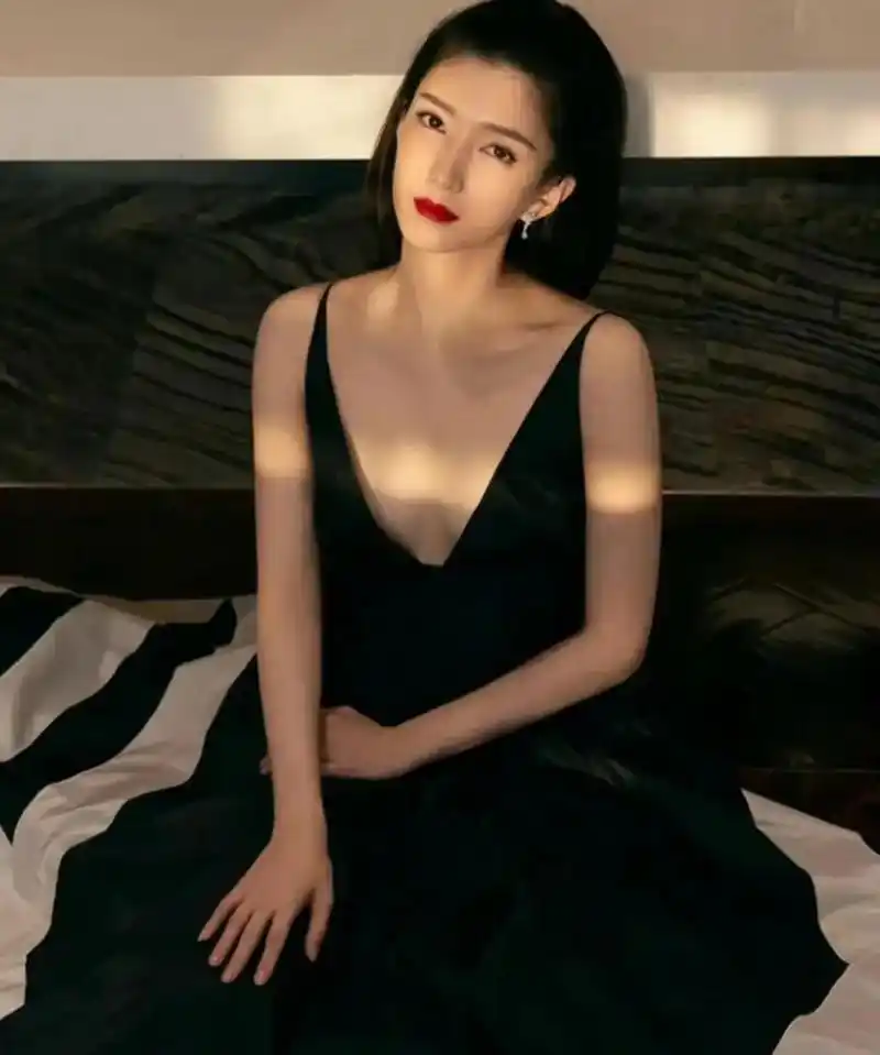 江疏影低胸晚礼服,性感妩媚,简约显气质,真的好美!