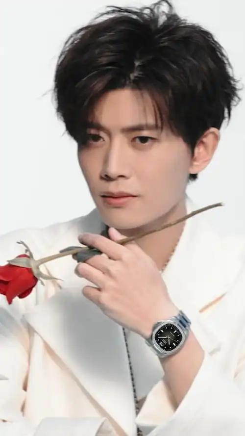 任嘉伦卡其色穿搭##任嘉伦青岛活动人气##任嘉伦青岛