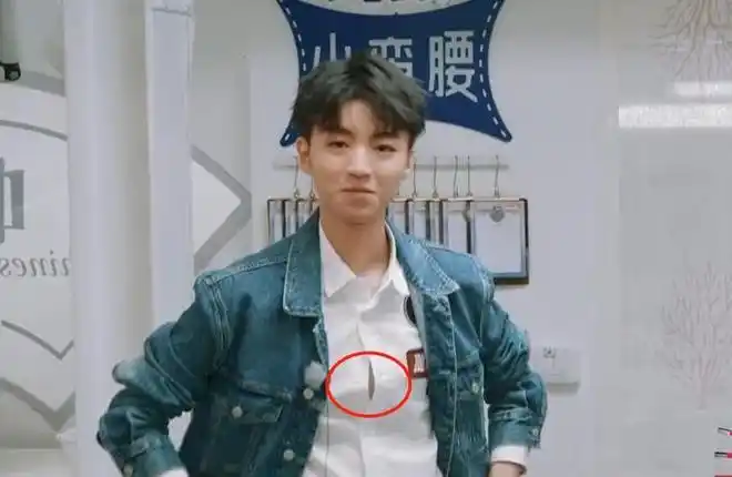 王俊凯在旁边搅拌时被胳膊撑开扣子时的瞬间,隐约可以看到他的胸肌