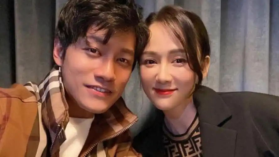 陈乔恩带男友参加聚会两人搞怪合影甜蜜十足形影不离似连体婴