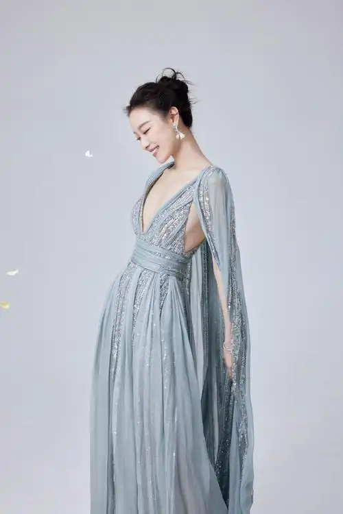 倪妮天青色披风亮片礼裙#深v礼服裙:elie saab fall 2020 couture