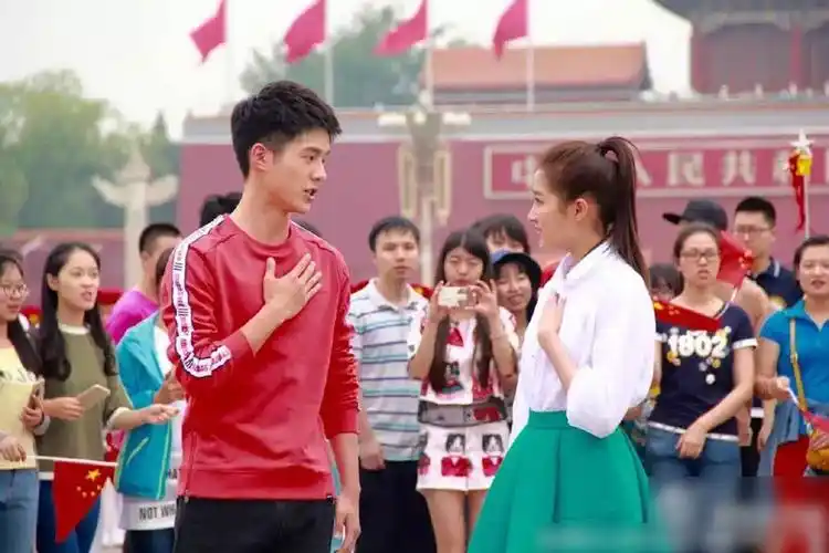 关晓彤与刘昊然天安门广场放歌 女方害羞捂嘴
